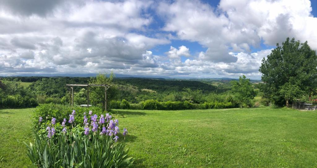 Bnb Ferme Beauregard Les Pyrenees Artigat Exterior foto